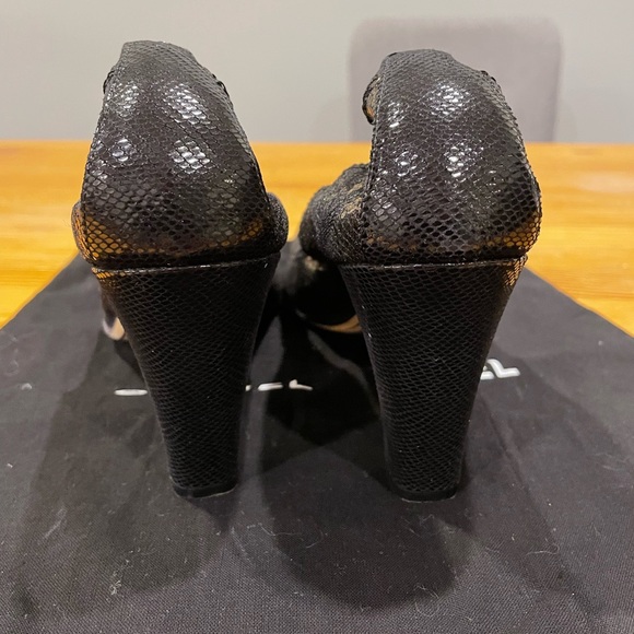 Gorgeous: Authentic Chanel black pumps with gold lace overlay. NWOT - Picture 3 of 7